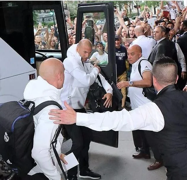 Karim Benzema... choáng váng khi gặp fan cuồng ảnh 2 Zidane và học trò đã có mặt ở Montreal để bắt đầu tour du đấu Bắc Mỹ.